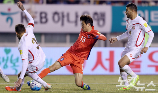 레바논과경기에서근육이상을느껴스스로교체를요청했던구자철.결국슈틸리케감독은태국원정에선수보호차원에서구자철을데려가지않기로했다.박종민기자