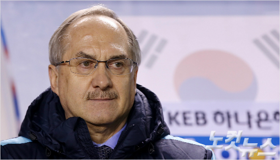 울리슈틸리케축구대표팀감독은현역시절'엘클라시코'에서상대선수로만난특별한인연을소개하며폐암으로별세한요한크루이프에더욱특별한애도의뜻을표했다.박종민기자