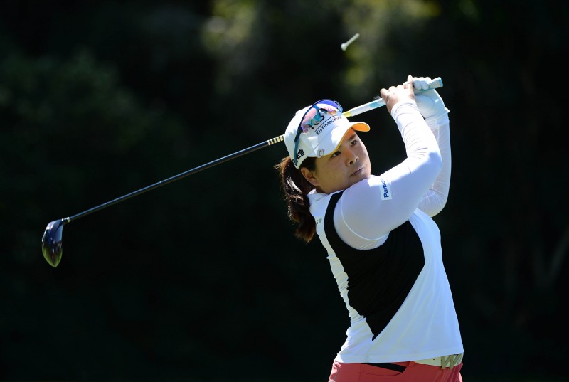 ▲박인비가KIA클래식첫날티샷을날린후타구방향을바라보고있다.사진=LPGA제공