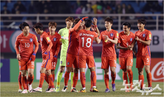 레바논을1-0으로꺾고7경기연속무실점승리,8경기연속무실점경기로한국축구의종전기록과어깨를나란히한'슈틸리케호'는27일태국원정에서신기록에도전한다.박종민기자
