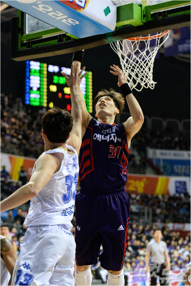 골밑슛을노리는고양오리온장재석(사진/KBL)