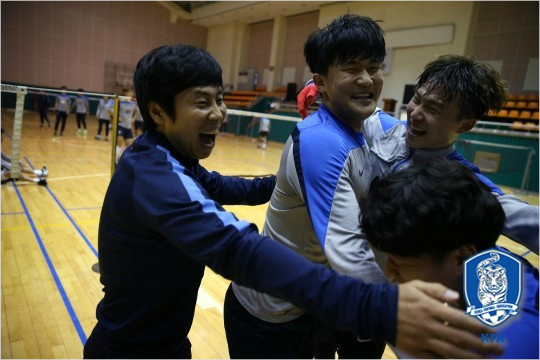 연세대중앙수비수김민재(가운데)는신태용올림픽축구대표팀감독이준첫번째실전기회부터합격점을받았다.(자료사진=대한축구협회)