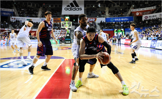 전주KCC안드레에밋과의경합끝에리바운드를잡아낸고양오리온의최진수(사진/KBL)