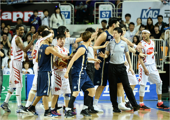 지난19일챔피언결정1차전에서KCC김민구(가운데)와오리온문태종(오른쪽)이4쿼터막판팔이엉켰다풀리면서신경전을벌이자두팀선수들이대치하는모습.(자료사진=KBL)