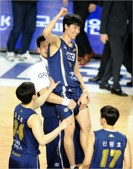 '막내가살렸다'KCC송교창(가운데)이27일오리온과챔피언결정5차전에서결정적인탭슛으로94-88승리를이끌자하승진이번쩍안아주고있다.(전주=KBL)