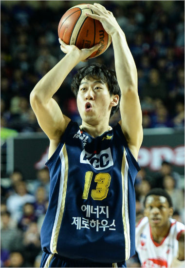 '나도있소이다'KCC김지후가27일오리온과챔피언결정5차전에서슛을시도하는모습.(전주=KBL)