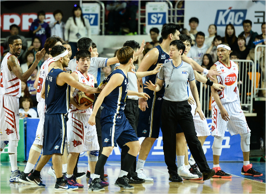 지난19일챔프전1차전에서KCC김민구(가운데)와오리온문태종(오른쪽)의신경전때두팀선수들이코트에서대치하는모습.(자료사진=KBL)