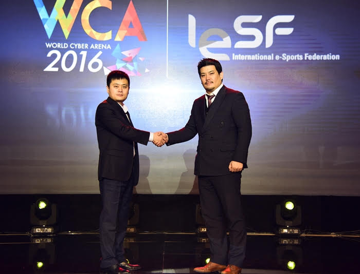 서설봉 인촨게임투자유한공사 사장(왼쪽)과 임철웅 국제e스포츠연맹 사무총장이 협약을 체결한 뒤 악수를 나누고 있다.