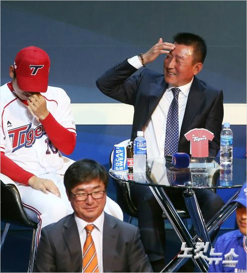 28일오후서울한남동블루스퀘어에서열린‘2016타이어뱅크KBO미디어데이’에참석한기아김기태감독이팬들의질문에부끄러운듯한표정을짓고있다(사진=황진환기자)