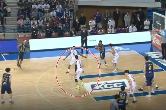 오리온은27일5차전에서KCC슈터김지후(왼쪽)를막기위해최진수(빨간원)가골밑공간을내줬다.그사이에밋은수월하게골밑을공격하며승리를이끌었다.(사진=중계화면캡처)