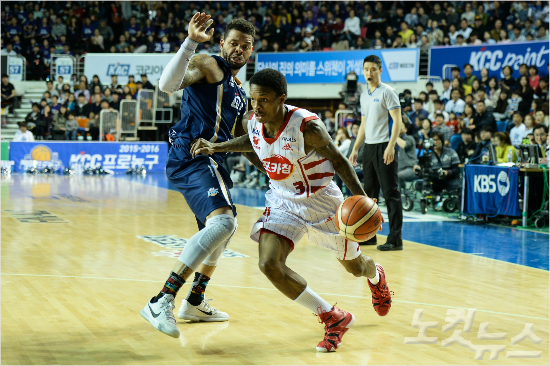 KCC안드레에밋을상대로돌파를시도하는오리온조잭슨(사진/KBL)