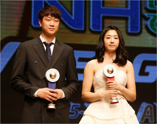 나경복(왼쪽)과강소휘는2015~2016시즌V-리그에서가장돋보이는활약을선보인신인선수로기자단투표에서만장일치지지를얻었다.(자료사진=발리볼코리아닷컴)