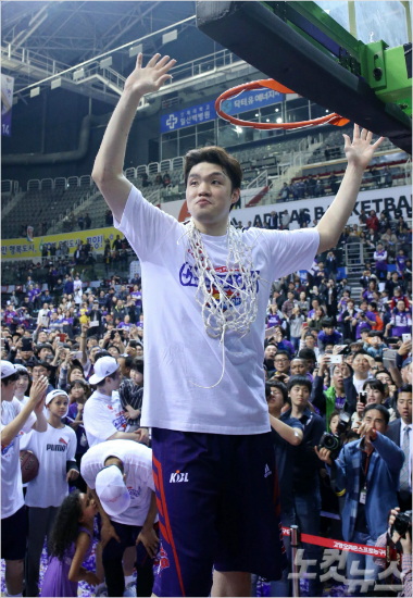 오리온이승현이29일KCC와챔피언결정전에서정상을차지한뒤기념으로그물을잘라목에걸고포즈를취하고있다.(고양=박종민기자)