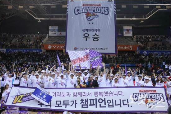 29일오후경기도고양체육관에서열린KCC프로농구챔피언결정전6차전고양오리온오리온스와전주KCC이지스의경기에서120-86으로승리하며우승을차지한오리온선수들이기뻐하고있다(사진=박종민기자)