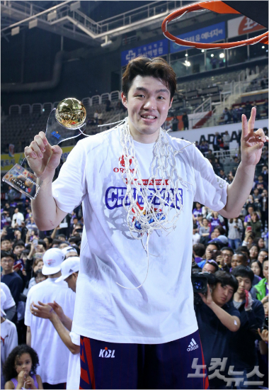'저MVP먹었어요'오리온이승현이29일KCC와챔피언결정전에서우승을이끌며MVP까지수상한뒤트로피를들고포즈를취하고있다.(고양=박종민기자)
