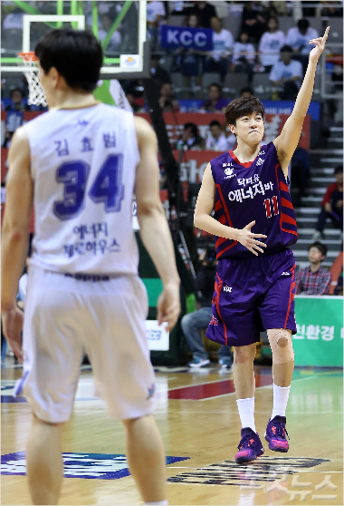 29일오후경기도고양체육관에서열린KCC프로농구챔피언결정전6차전고양오리온오리온스와전주KCC이지스의경기에서오리온허일영이환호하고있다(사진=박종민기자)