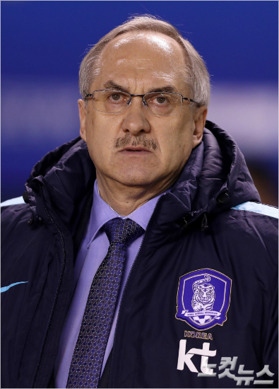 3월A매치를2연승으로마친울리슈틸리케축구대표팀감독은다음달2일김해종합운동장에서열리는내셔널리그김해시청의홈개막전을찾는다.박종민기자