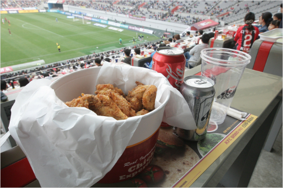 FC서울은올시즌아사히맥주에이어KFC와손을잡고서울월드컵경기장을찾는축구팬에최상의'치맥'과함께축구를즐길수있도록했다.(자료사진=FC서울)