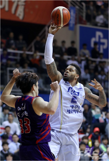 29일오후경기도고양체육관에서열린KCC프로농구챔피언결정전6차전고양오리온오리온스와전주KCC이지스의경기에서KCC김태술이오리온이승현을앞에두고골밑슛을시도하고있다(사진=박종민기자)