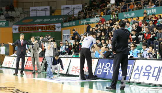 경기도중비디오판독을실시하고있는심판진(사진제공/KBL)