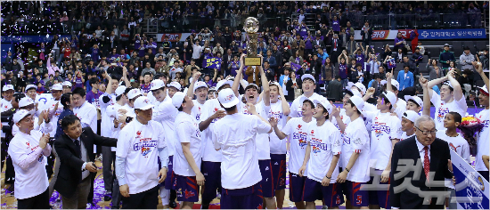 29일오후경기도고양체육관에서열린KCC프로농구챔피언결정전6차전고양오리온오리온스와전주KCC이지스의경기에서120-86으로승리하며우승을차지한오리온선수들이기뻐하고있다(사진=박종민기자)