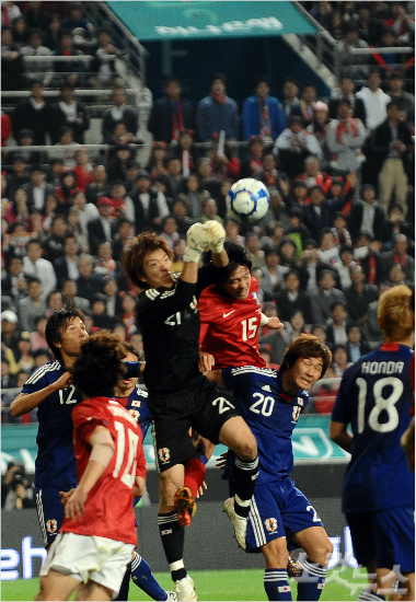 영원한라이벌한국과일본은1998프랑스월드컵이후이번에도예선에서는만나지않게됐다.사진은두국가의평가전모습.(자료사진)