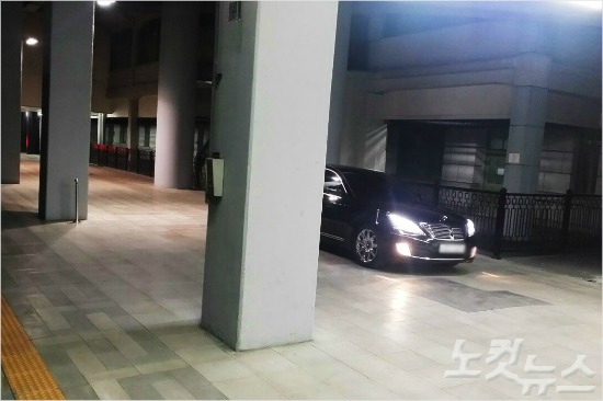 황교안국무총리의관용차가서울역내부KTX플랫폼까지들어온모습.(사진=시민제보)