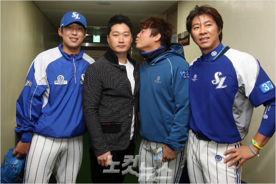 '이4명만있다면야...'2014년넥센과한국시리즈당시전,현삼성투수들인임창용(오른쪽부터),안지만,오승환,윤성환이포즈를취한모습.(자료사진=박종민기자)