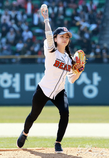 '야구의계절이다가왔다!'프로야구10개구단은1일오후전국5개구장에서개막전을가진다.사진은배우박하선이지난2012년두산과넥센개막전에서시구를하는모습.(사진=황진환기자/자료사진)
