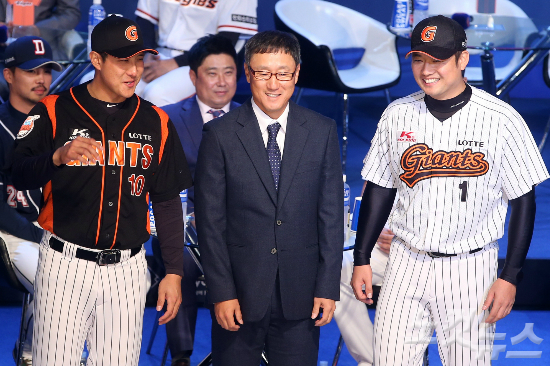 한국야구위원회(KBO)가개막전에나서는선수들의평균연봉을공개했다.롯데자이언츠는연봉총액에서1위에올랐다.사진은지난달28일프로야구미디어데이에참석했던롯데조원우감독과황재균,손승락선수(사진=황진환기자/자료사진)