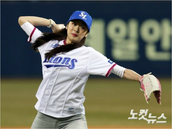'역사적시구'김연아가1일오후대구삼성라이온즈파크에서열린'2016타이어뱅크프로야구'삼성-두산의공식개막전에서시구를하고있다.(대구=황진환기자)