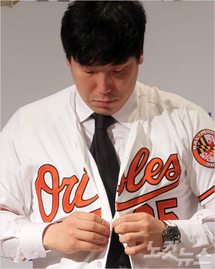 '이걸벗어,말어'볼티모어김현수는2일(한국시각)필라델피아와원정에서9회대타로시범경기를마무리했다.메이저리그잔류와마이너리그강등사이에결정을내려야한다.사진은지난해볼티모어입단회견때모습.(자료사진=황진환기자)