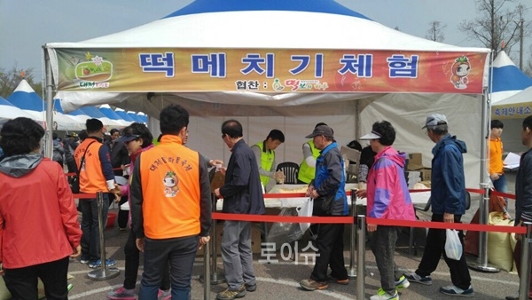 대저토마토행사지원을하고있는사회봉사명령대상자들.(사진제공=부산준법지원센터)