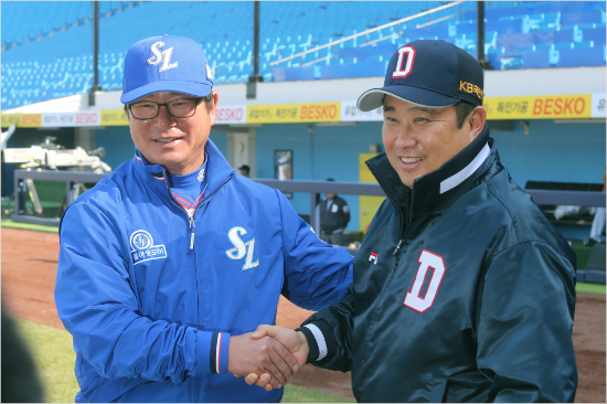 '감독마음은감독이안다'류중일삼성(왼쪽),김태형두산감독이1일올시즌공식개막전에앞서악수를나누는모습.(대구=삼성)