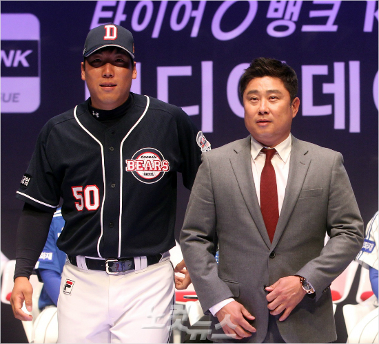 '현수야,수유인임을잊지마라'김태형두산감독(왼쪽)과김현수가지난해프로야구개막미디어데이에서함께한모습.(자료사진=황진환기자)