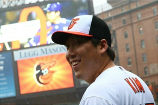 '대선배의부탁'김태형감독은김현수의기사에사진이라도웃는모습을써달라고취재진에게당부했다.지난해김현수가볼티모어의홈구장을방문했을때의사진.(자료사진=볼티모어)