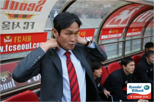"다잘하니누구를써야하나."행복한고민에빠진서울최용수감독.(사진=한국프로축구연맹제공)