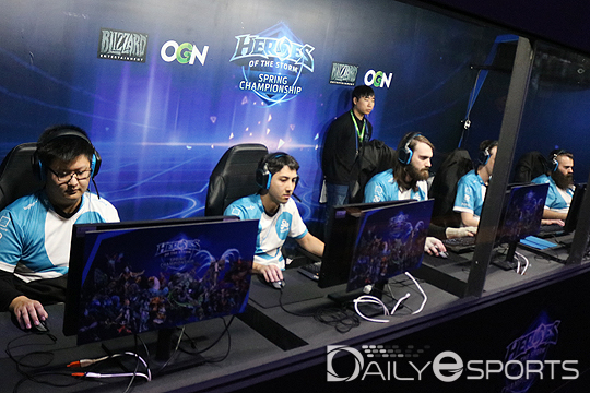 4강 진출에 실패해 자존심을 구긴 2015 블리즈컨 우승 팀 클라우드 나인.