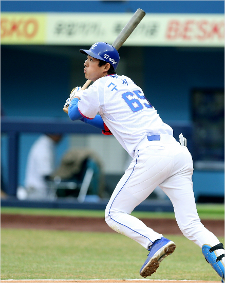 '이제아기사자아니다'삼성구자욱이2일두산과홈경기에서1회좌월2루타를날린뒤타구를바라보고있다.(대구=삼성)