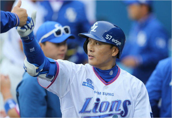'제가아직할게많습니다'삼성이승엽이2일두산과홈경기에서3회대구삼성라이온즈파크팀1호홈런을날린뒤동료와기쁨을나누는모습.(대구=삼성)
