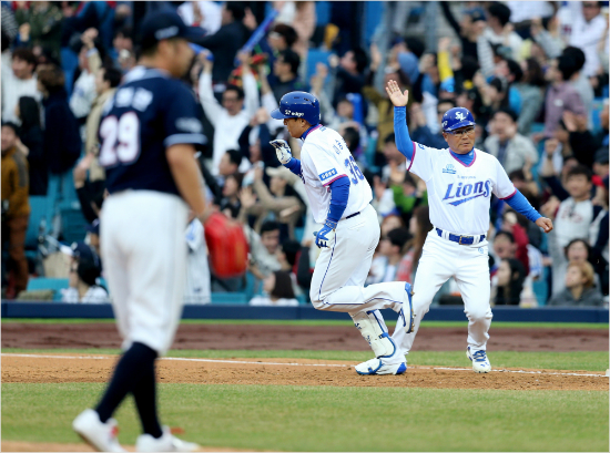 '역시대구의사나이'삼성이승엽(가운데)이2일두산과홈경기에서상대선발유희관(왼쪽)으로부터홈런을뽑아낸뒤김평호코치와하이파이브를하며그라운드를도는모습.(대구=삼성)