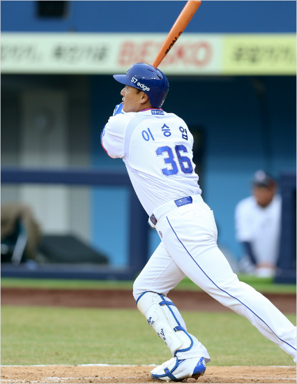 '역사에남을스윙'삼성이승엽이2일두산과홈경기에서3회솔로홈런을날리는모습.(대구=삼성)