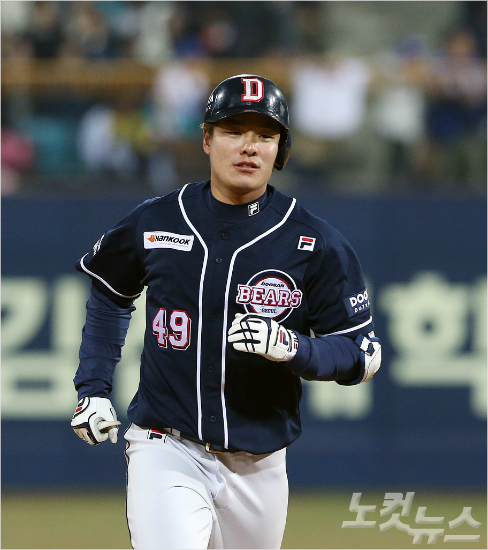 '현수야,내가있다'두산민병헌은올시즌개막2연전에서맹타를휘두르며공격5개부문에서깜짝1위를달리고있다.사진은지난1일삼성과개막전에서8회쐐기홈런을날리고그라운드를도는모습.(자료사진=황진환기자)