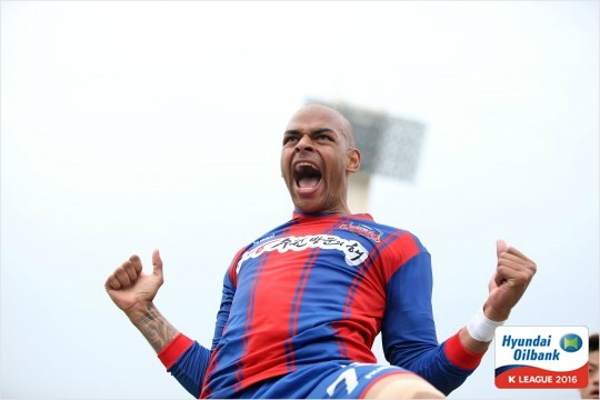 벨기에국가대표출신의수원FC새외국인공격수오군지미는자신의K리그데뷔전서골을터뜨리며자신을향한기대치를한껏끌어올렸다.(자료사진=한국프로축구연맹)