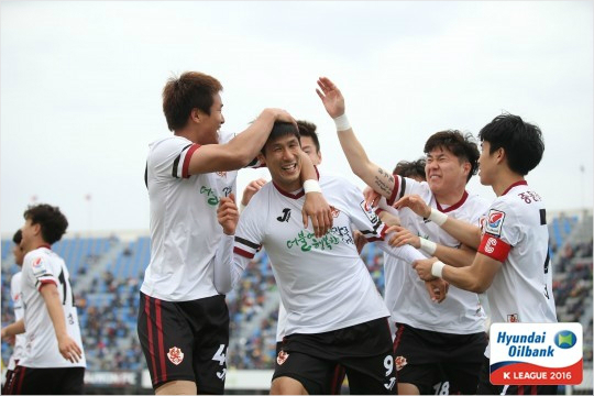 고향팀유니폼을입은정조국(가운데)은새시즌K리그클래식개막후3경기에서모두골맛을보며리그4호골을기록해득점선두에당당히이름을올렸다.(자료사진=한국프로축구연맹)