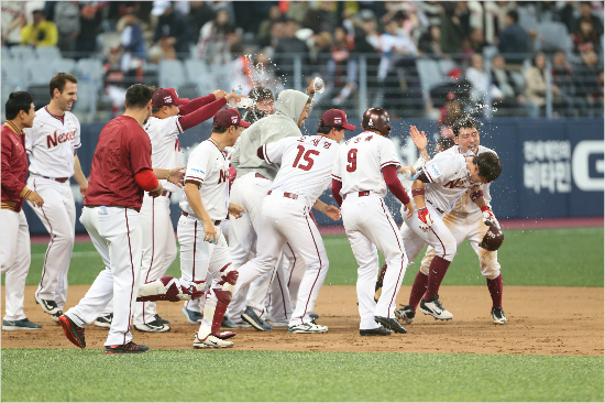 넥센윤석민이3일고척스카이돔에서열린롯데전에서9회말끝내기안타를터뜨린뒤동료들과함께기쁨을나누고있다(사진제공/넥센히어로즈구단)