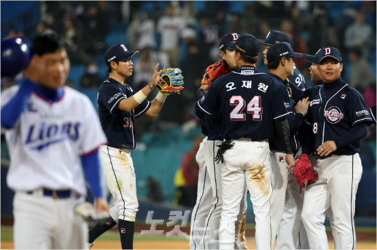 '이겼어야했는데...'1일대구삼성라이온즈파크의첫공식경기이자'2016타이어뱅크KBO리그'공식개막전에서승리한두산선수들이기뻐하는사이삼성선수(왼쪽)가아쉬워하는모습.(자료사진=황진환기자)