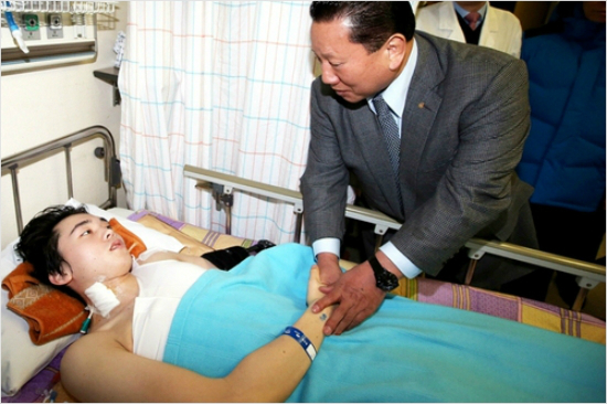 남자쇼트트랙대표팀노진규(왼쪽)가3일끝내암투병끝에숨졌다.사진은지난2014년1월소치올림픽을앞두고입원한노진규를김정행대한체육회장이찾아와격려하는모습.(자료사진)