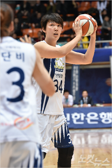 2015-2016시즌을끝으로여자프로농구무대를떠나는신한은행하은주(사진제공/WKBL)
