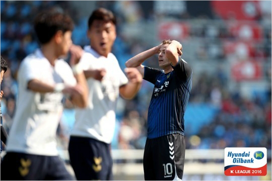 2라운드포항전에서아쉬움을드러내고있는케빈.(사진=한국프로축구연맹제공)